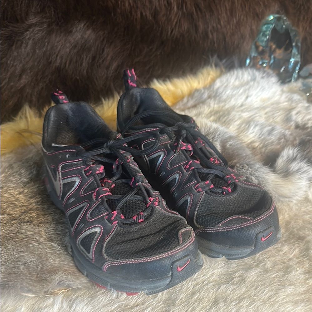 Nike Women's Black and Pink Running Shoes 8.5 (BL4)